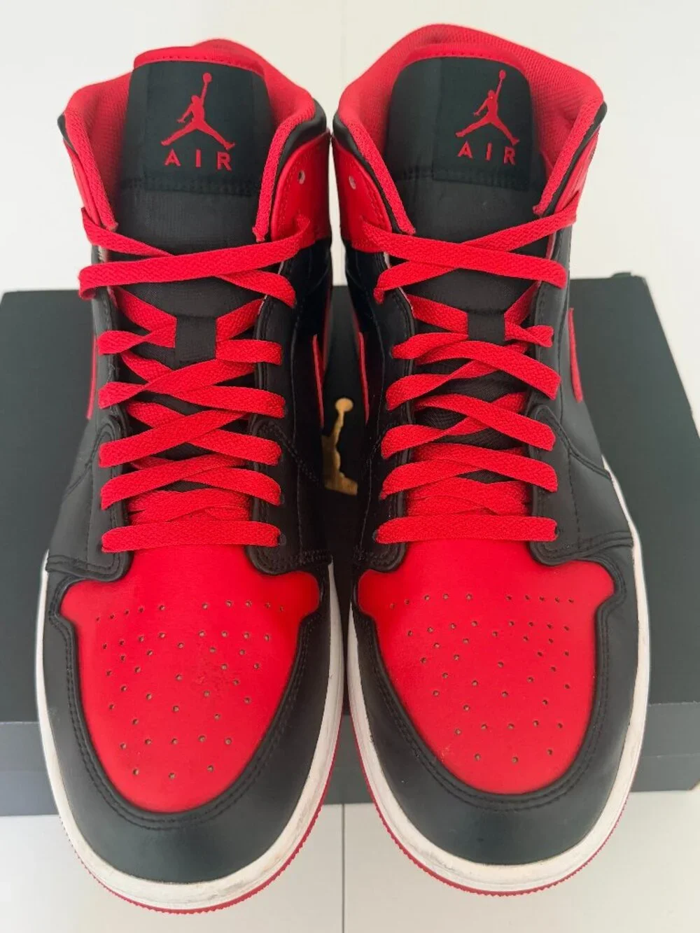 MENS SIZE 13 NIKE AIR JORDAN 1 MID ALTERNATE BRED BLACK RED SNEAKERS DQ8426-060